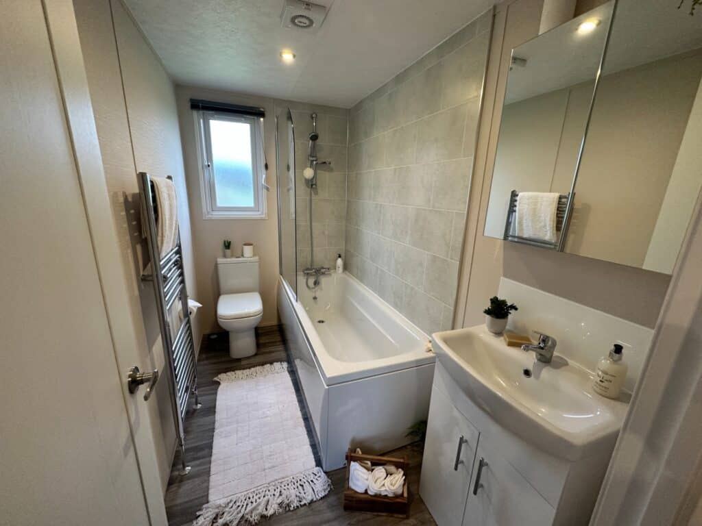 bathroom overview - Norwood - Holiday Lodge