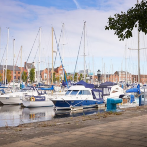 Dining Options at The Hull Marina